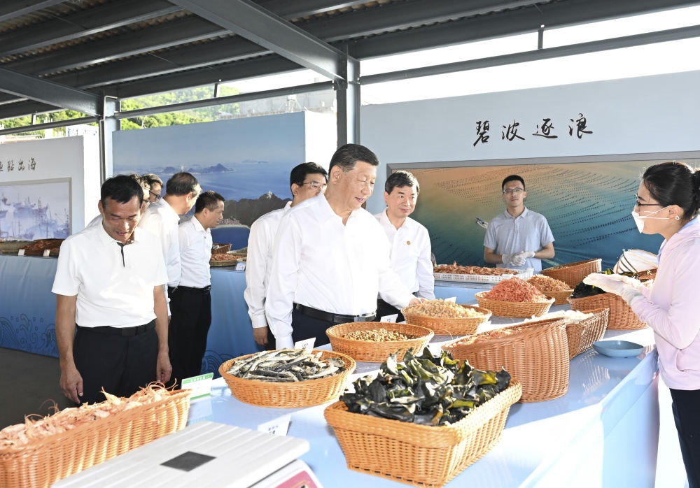 2024年10月15日，習近平在福建省漳州市東山縣陳城鎮(zhèn)澳角村考察時，了解海鮮干貨和漁獲產(chǎn)品交易情況。習近平指出：“村級黨組織要發(fā)揮火車頭作用，帶領鄉(xiāng)親們做好‘?！奈恼拢卩l(xiāng)村振興、共同富裕的道路上一往無前?！? width=