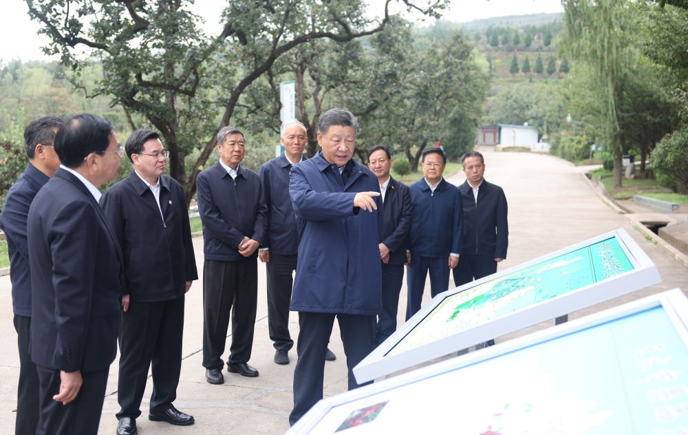 2024年9月11日，習近平在甘肅省天水市麥積區(qū)南山花牛蘋果基地考察時，聽取引洮供水工程情況匯報。當?shù)弥?00萬群眾從此告別苦咸水后，總書記十分高興。他要求加強維護和管理，讓這項工程在沿線群眾生產(chǎn)生活中發(fā)揮更大效用。