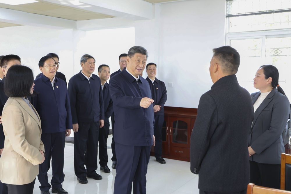 2024年11月5日，習近平在湖北省咸寧市嘉魚縣潘家灣鎮(zhèn)四邑村黨群服務中心考察。習近平指出：“要持續(xù)為基層減負，讓基層干部能夠用更多時間和精力來服務群眾?！? width=