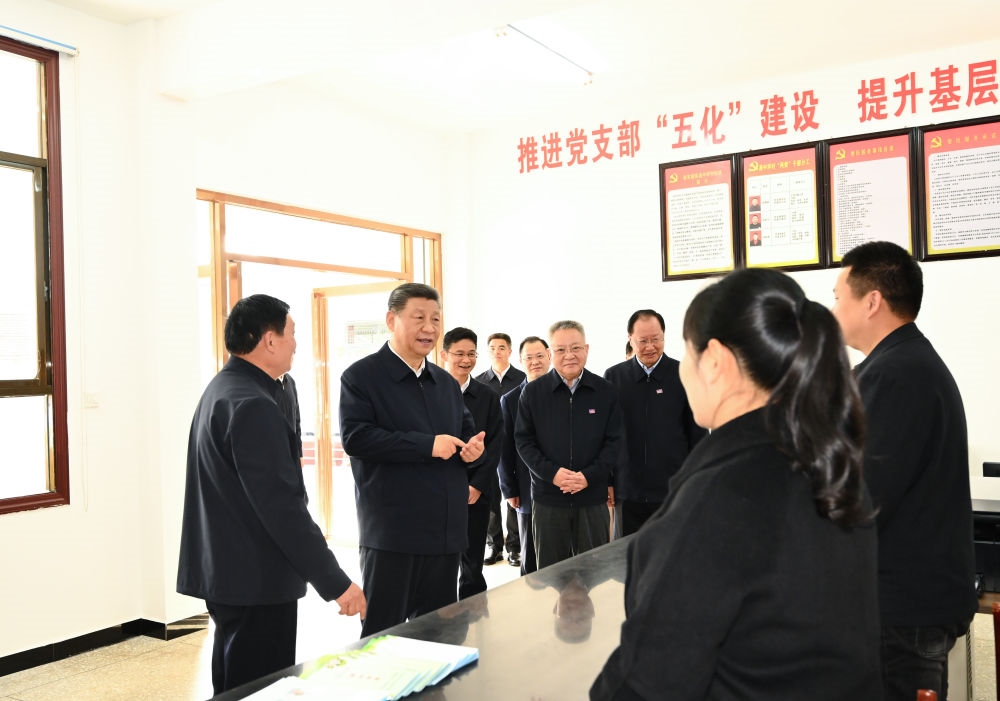 2024年3月19日，習近平在湖南省常德市鼎城區(qū)謝家鋪鎮(zhèn)港中坪村黨群服務中心了解當?shù)貫榛鶎訙p負、提升基層治理效能等情況。他指出：“要堅決整治形式主義、官僚主義問題，精兵簡政，持之以恒抓好這項工作?！? width=