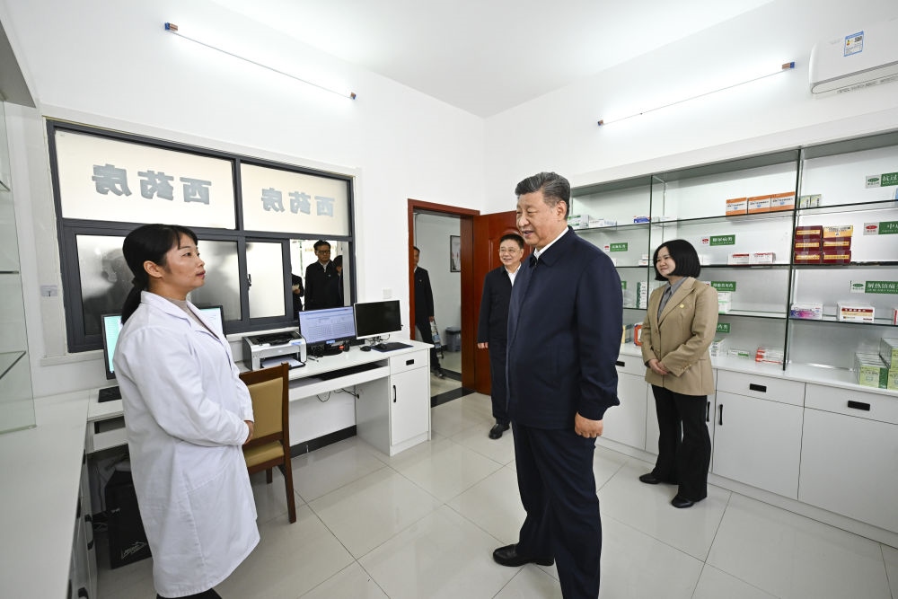 2024年11月5日，習近平在湖北省咸寧市嘉魚縣潘家灣鎮(zhèn)四邑村衛(wèi)生室考察。習近平指出：“要進一步加強黨建引領，抓住‘一老一小’這個重點，更加精準有效地為群眾排憂解難。”