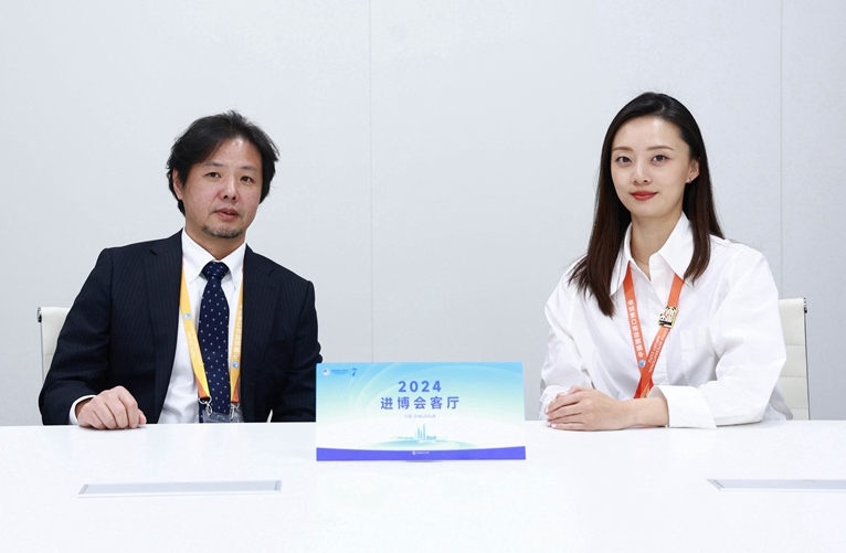 豐田汽車（中國）投資有限公司副總經(jīng)理劉鵬做客“2024進(jìn)博會客廳”欄目。人民網(wǎng) 歐陽易佳攝