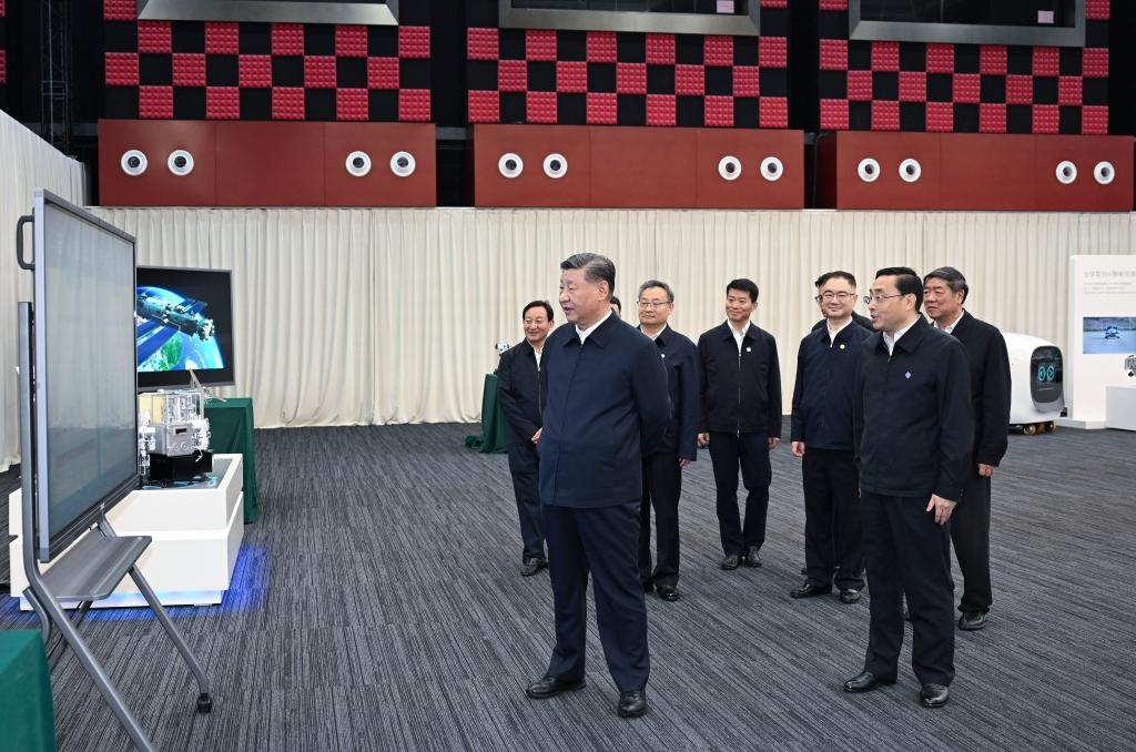 2024年10月17日，習近平總書記在合肥濱湖科學城察看安徽省重大科技創(chuàng)新成果集中展示。新華社記者 謝環(huán)馳 攝
