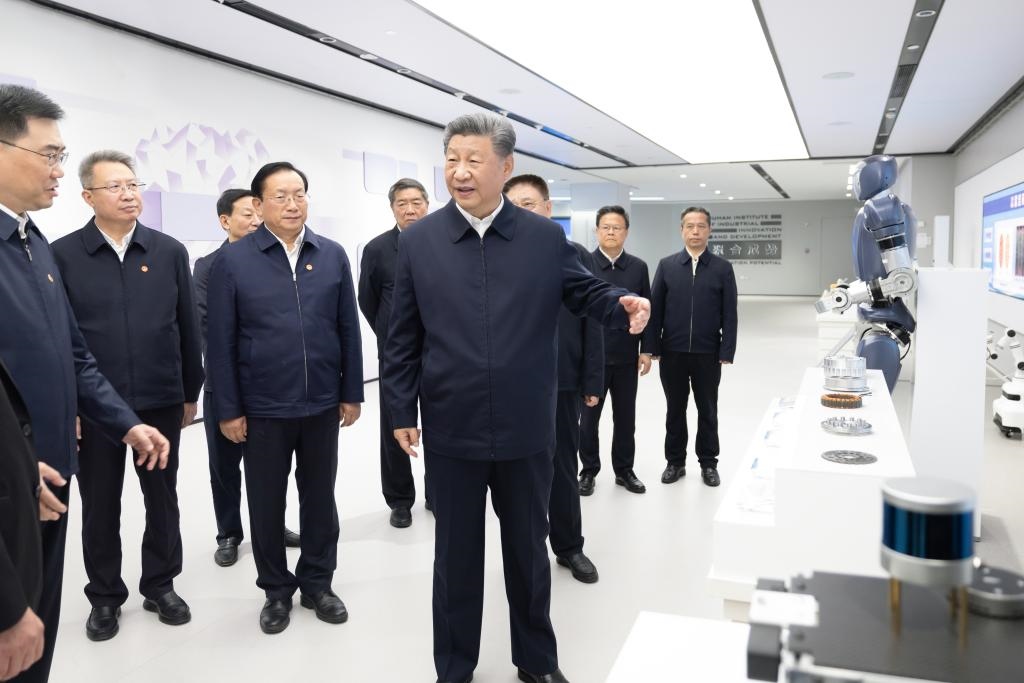 2024年11月5日，習近平總書記在武漢產業(yè)創(chuàng)新發(fā)展研究院考察。新華社記者 鞠鵬 攝