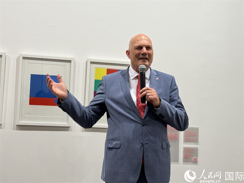 11月8日，瑞士駐華大使白瑞誼在“瑞士經(jīng)典設計展”開幕式上發(fā)表致辭。（人民網(wǎng) 謝瑩攝）
