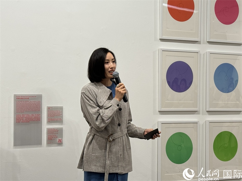 11月8日，今日美術館館長張然在“瑞士經(jīng)典設計展”開幕式上發(fā)表致辭。（人民網(wǎng) 謝瑩攝）