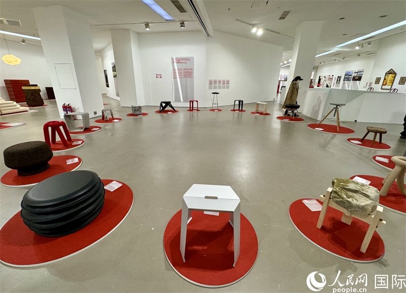 11月8日，瑞士經(jīng)典設計展現(xiàn)場。（人民網(wǎng) 謝瑩攝）