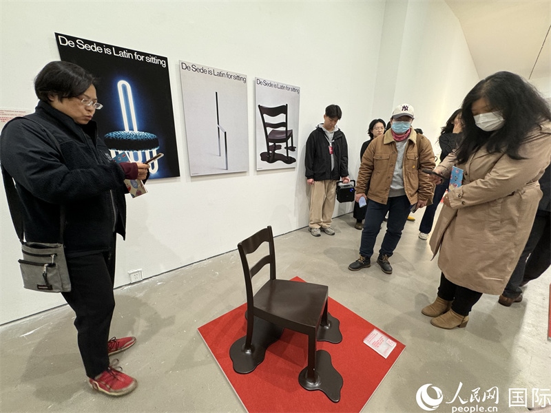11月8日，觀眾在“瑞士經(jīng)典設計展”作品前駐足欣賞。（人民網(wǎng) 謝瑩攝） 