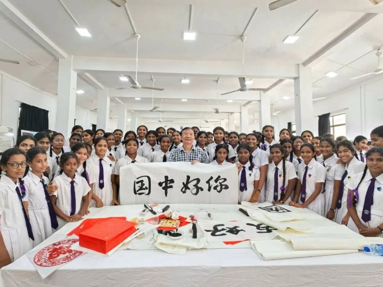 斯里蘭卡學(xué)生在系列活動中學(xué)習(xí)中國書法。圖片由主辦方提供