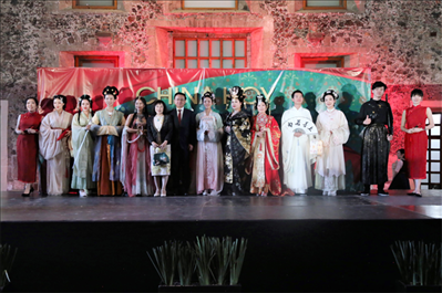 墨西哥華人婦女聯(lián)合總會木蘭藝術(shù)團的中國古代服裝表演。主辦方供圖