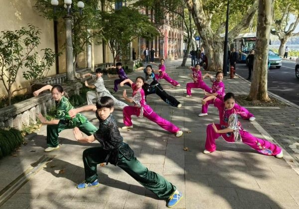 杭州市陳經(jīng)綸體校武術隊學生們展示中華武術。 人民網(wǎng)記者 楊磊攝