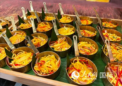 馬來西亞美食節(jié)現(xiàn)場(chǎng)準(zhǔn)備的美食。人民網(wǎng) 王婧攝