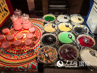 馬來西亞美食節(jié)現(xiàn)場(chǎng)準(zhǔn)備的美食。人民網(wǎng) 楊春燕攝