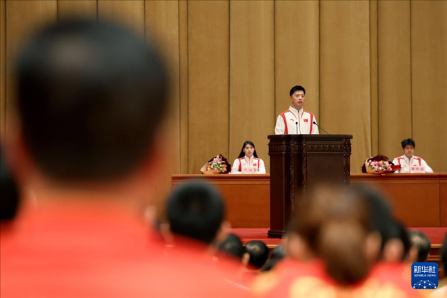 11月15日，乒乓球運(yùn)動(dòng)員馬龍（中）在報(bào)告會(huì)上發(fā)言。新華社記者 李明 攝