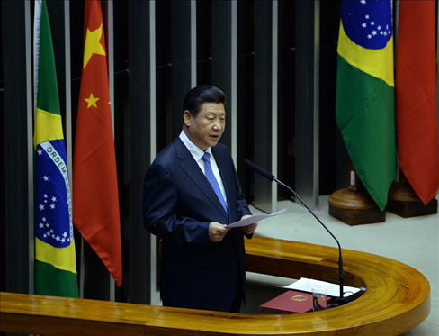 2014年7月16日，國(guó)家主席習(xí)近平在巴西國(guó)會(huì)發(fā)表《弘揚(yáng)傳統(tǒng)友好共譜合作新篇》的演講。 新華社記者 劉建生 攝