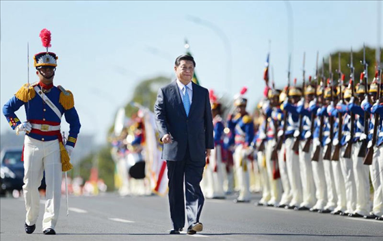 當(dāng)?shù)貢r(shí)間2014年7月17日，國(guó)家主席習(xí)近平在巴西利亞出席時(shí)任巴西總統(tǒng)舉行的歡迎儀式。 新華社記者謝環(huán)馳攝