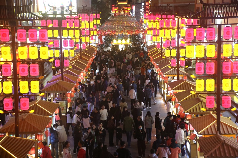 敦煌夜市。敦煌市委宣傳部供圖，張曉亮攝