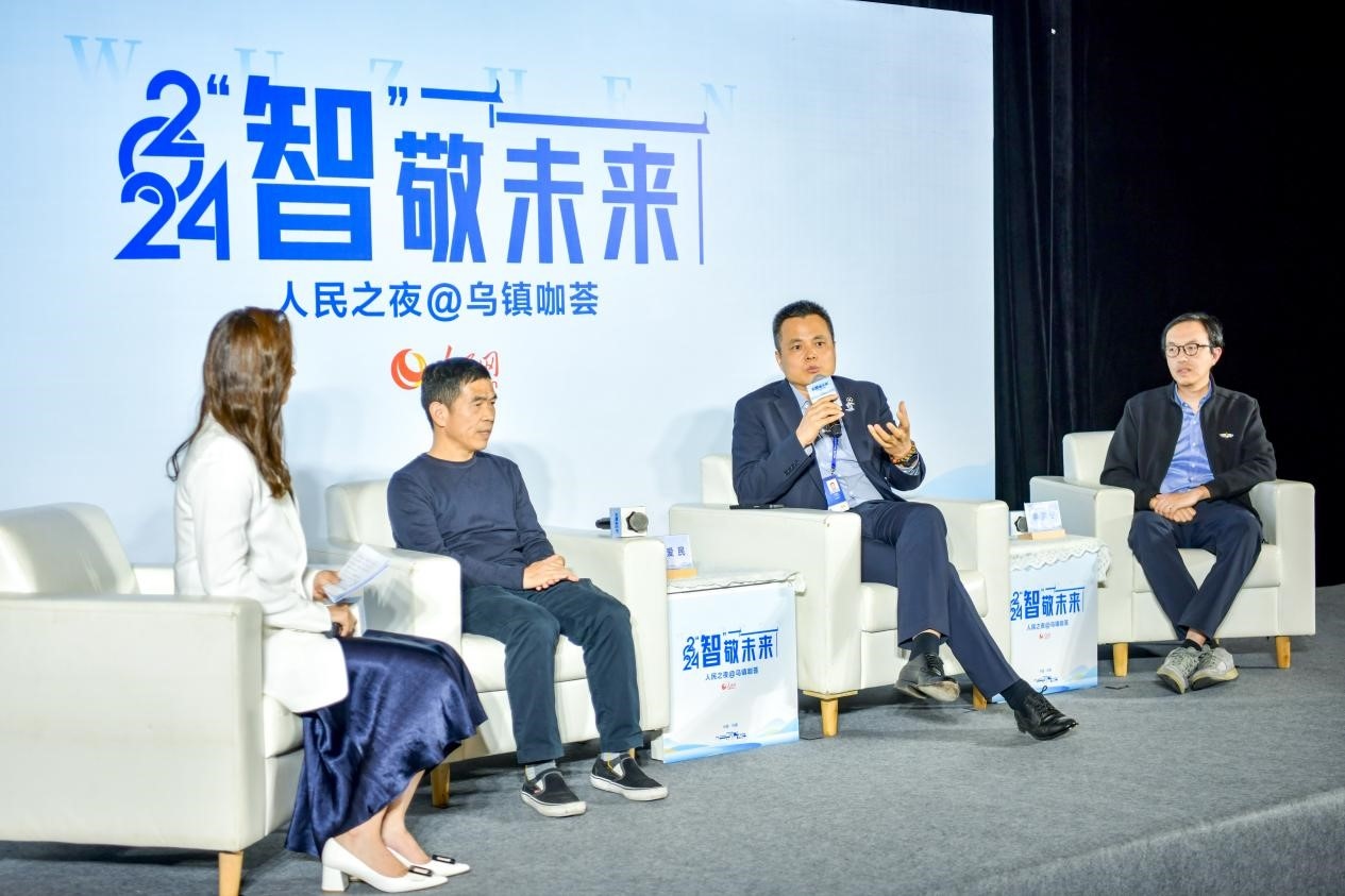 在對話環(huán)節(jié)，之江實驗室高級研究專家潘愛民、伏羲智庫創(chuàng)始人李曉東、麒麟軟件副總經(jīng)理李震寧探討“‘百模大戰(zhàn)’將卷向何方”。人民網(wǎng)記者 任峰濤攝