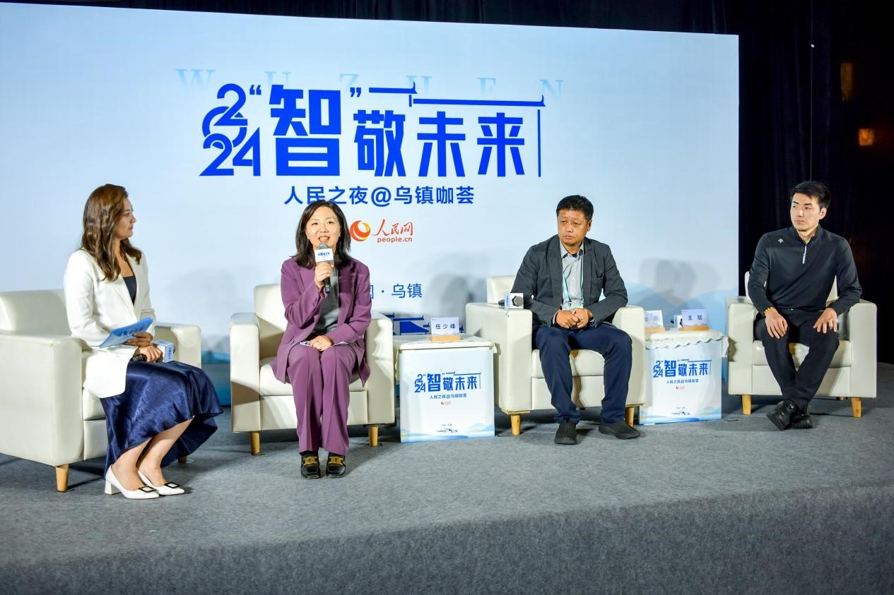在對話環(huán)節(jié)，趣丸科技總編輯、副總裁任少峰，星云智慧機(jī)器人CEO李明，可之教育大模型創(chuàng)始人王冠討論“人工智能如何惠及大眾”。人民網(wǎng)記者 任峰濤攝