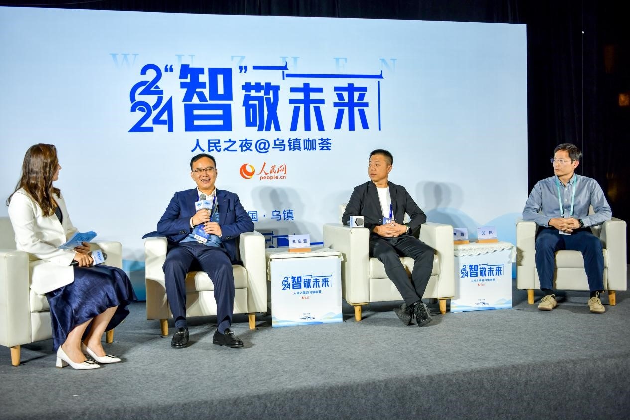 在對話環(huán)節(jié)，中國華宇集團(tuán)有限公司總經(jīng)理兼華宇控股集團(tuán)董事長孔慶慧，量子之歌集團(tuán)創(chuàng)始人、董事長李鵬，震坤行CTO劉陽討論“AI何以重構(gòu)千行百業(yè)”。人民網(wǎng)記者 任峰濤攝