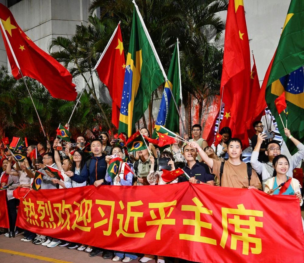  2024年11月，習(xí)近平主席在巴西里約熱內(nèi)盧出席二十國(guó)集團(tuán)領(lǐng)導(dǎo)人第十九次峰會(huì)期間，里約熱內(nèi)盧街頭熱情的歡迎人群。