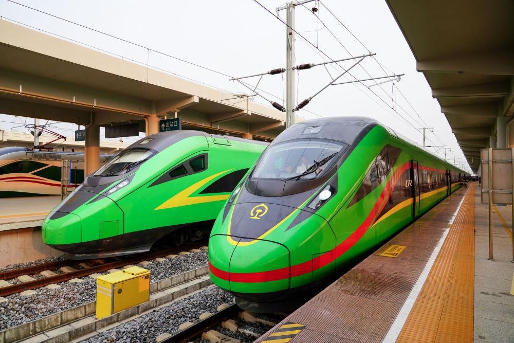 截至2024年7月5日，中老鐵路國(guó)際旅客列車?yán)塾?jì)開行滿1000列，極大地便利了沿線民眾出行。