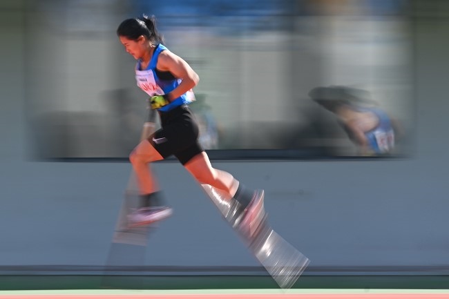 11月28日，海南隊選手吳明芬在高腳競速比賽中。新華社記者 杜子璇攝