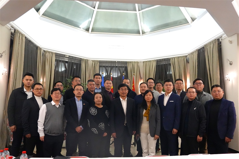 集體合照。中國駐烏克蘭大使館供圖