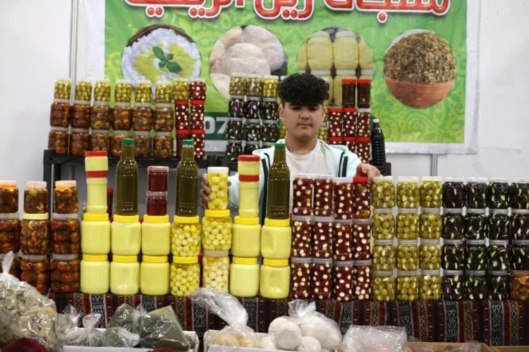 一名展商在展示各式各樣的橄欖制品。納達(dá)爾·達(dá)烏德攝