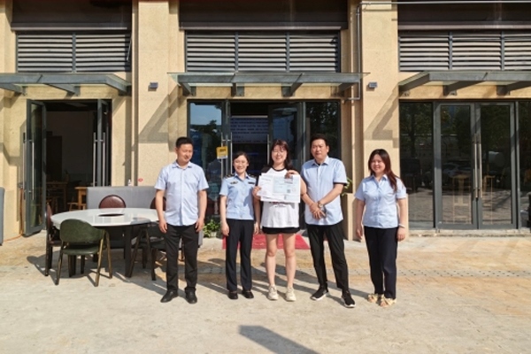 當?shù)毓ぷ魅藛T上門為經(jīng)營者送來了證件。蒼溪縣行政審批和數(shù)據(jù)局供圖