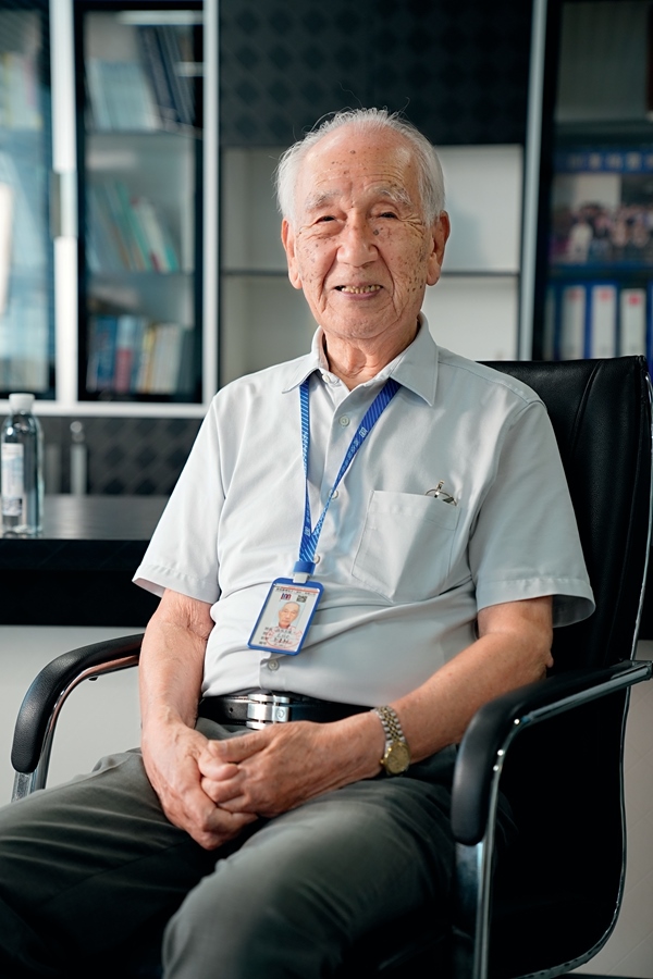 2024年8月，佐佐木俊一在深圳接受本刊記者采訪。