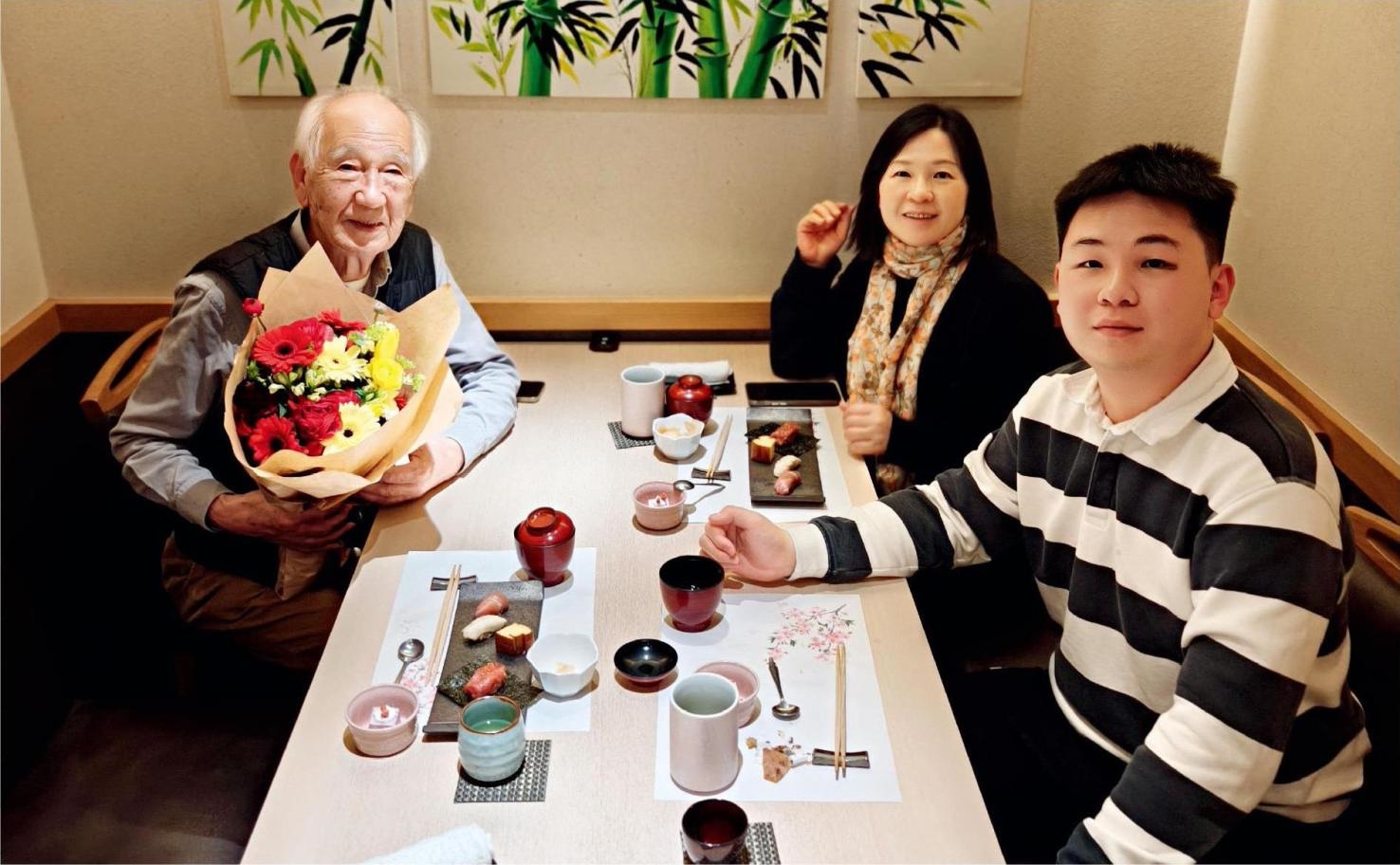 佐佐木俊一與彭林（中）、彭俊霖（右）在一起。