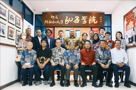 參會(huì)嘉賓合影。阿拉扎大學(xué)孔子學(xué)院供圖