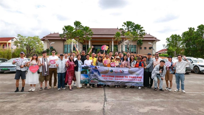 參與活動的中國游客與當地泰國人合影?；顒又鬓k方供圖