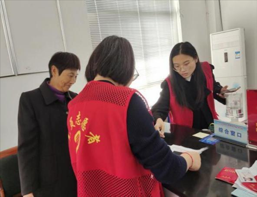 代辦人員為村民辦理醫(yī)保報銷。 圖片來源：江蘇南通啟東市數(shù)據(jù)局