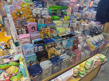 北京某文具店卡牌盲盒柜臺，未設(shè)相關(guān)提醒。人民網(wǎng)記者 黃鈺攝