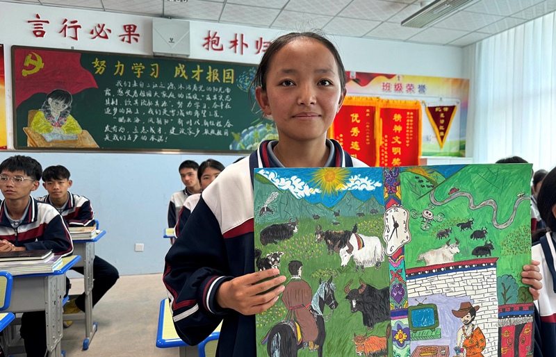 果洛西寧民族中學學生尼東拉毛在主題思政課上展示表現(xiàn)現(xiàn)代化家鄉(xiāng)的作品。