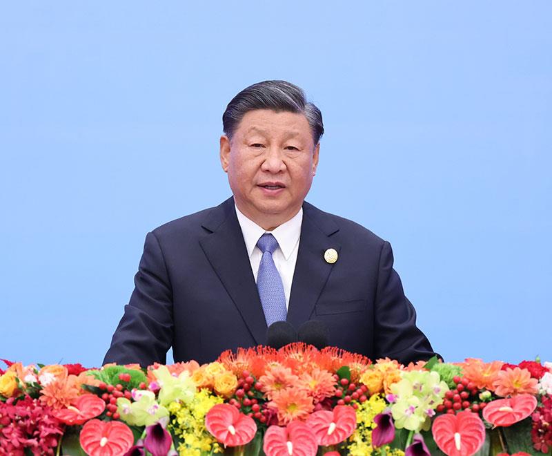 2023年10月18日，習(xí)近平主席在北京人民大會(huì)堂出席第三屆“一帶一路”國(guó)際合作高峰論壇開(kāi)幕式并發(fā)表題為《建設(shè)開(kāi)放包容、互聯(lián)互通、共同發(fā)展的世界》的主旨演講。