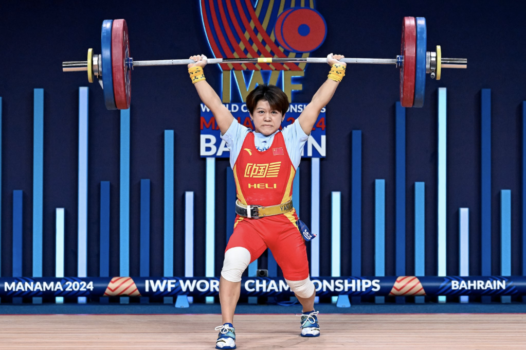 圖為向林香在比賽中。圖片來源于國際舉重聯(lián)合會(huì)官網(wǎng)
