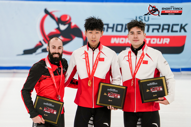 男子500米頒獎儀式，中國選手孫龍(中)奪得冠軍，加拿大選手杜博伊斯(左)獲得亞軍，中國選手劉少昂獲得季軍。賽事組委會供圖