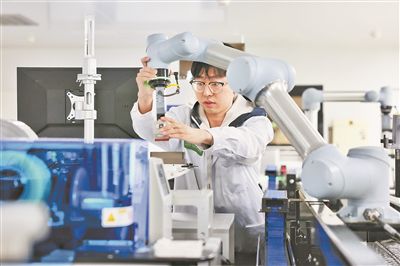 廣東省深圳市科研人員在實驗室調(diào)試智能機器人。視覺中國供圖