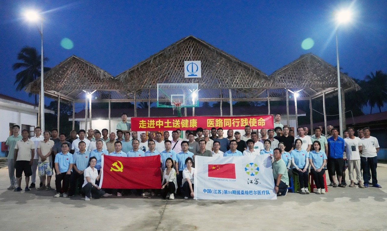 醫(yī)療隊(duì)與中土東非桑島分公司合影。中國(guó)土木供圖