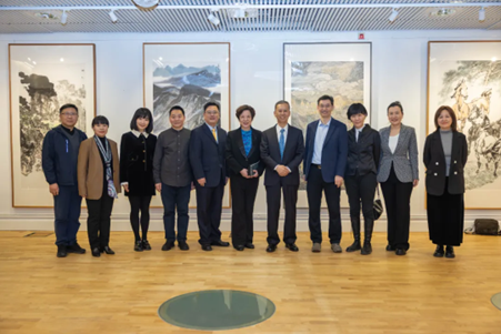 中國駐瑞典大使崔愛民與畫展主辦方人員合影。中國駐瑞典大使館供圖