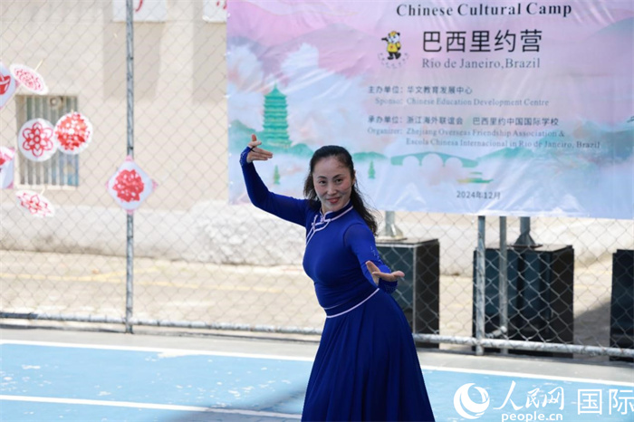蒙古族舞蹈《熱土》表現(xiàn)出草原兒女的熱情與活力。人民網(wǎng)記者 陳海琪攝
