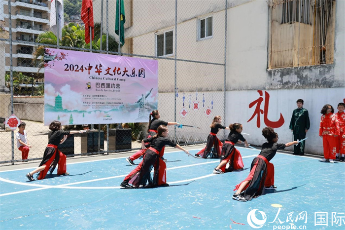《中華武術(shù)》表演展現(xiàn)了武術(shù)剛?cè)岵莫毺伧攘?。人民網(wǎng)記者 陳海琪攝