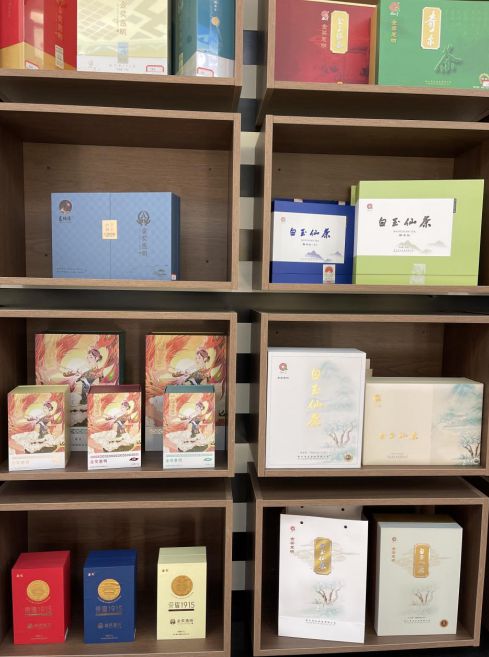 景寧各種茶葉產(chǎn)品。劉軍國攝