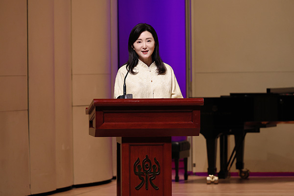 中央音樂學(xué)院黨委書記、中國民族管弦樂學(xué)會(huì)胡琴專業(yè)委員會(huì)會(huì)長于紅梅致辭。中國民族管弦樂學(xué)會(huì)胡琴專業(yè)委員會(huì)供圖