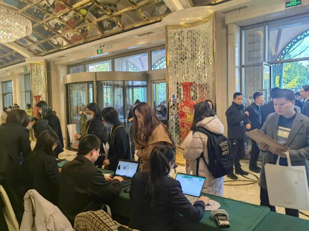 12月12日，第十批國(guó)家組織藥品集中帶量采購(gòu)現(xiàn)場(chǎng)。新華社記者龔雯 攝
