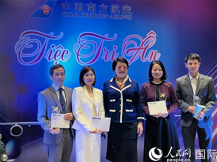 中越航司界代表在交流會(huì)上合影。人民網(wǎng)記者 楊曄攝