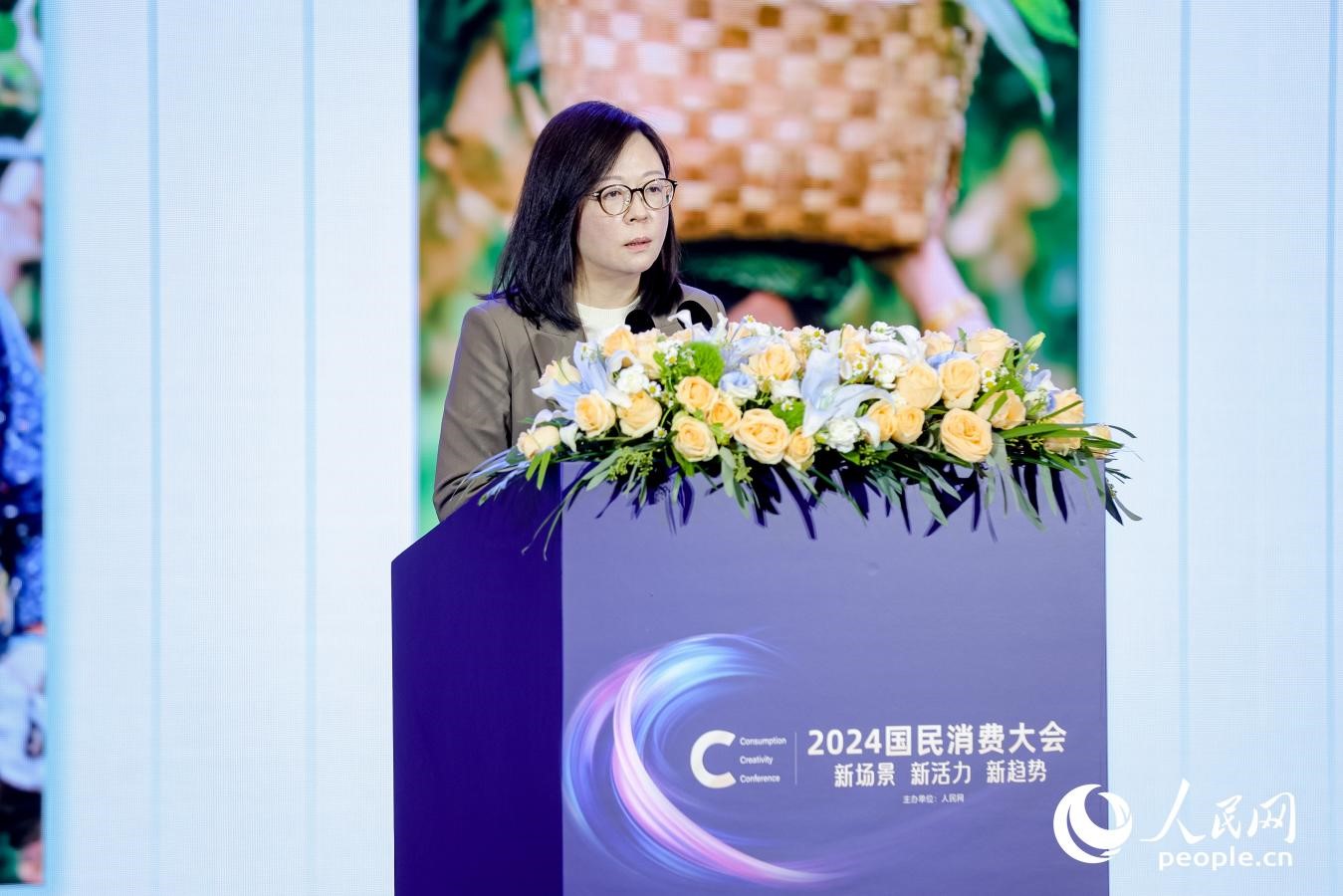 百果園集團(tuán)首席營銷官楊茜在2024國民消費(fèi)大會(huì)現(xiàn)場(chǎng)進(jìn)行分享。